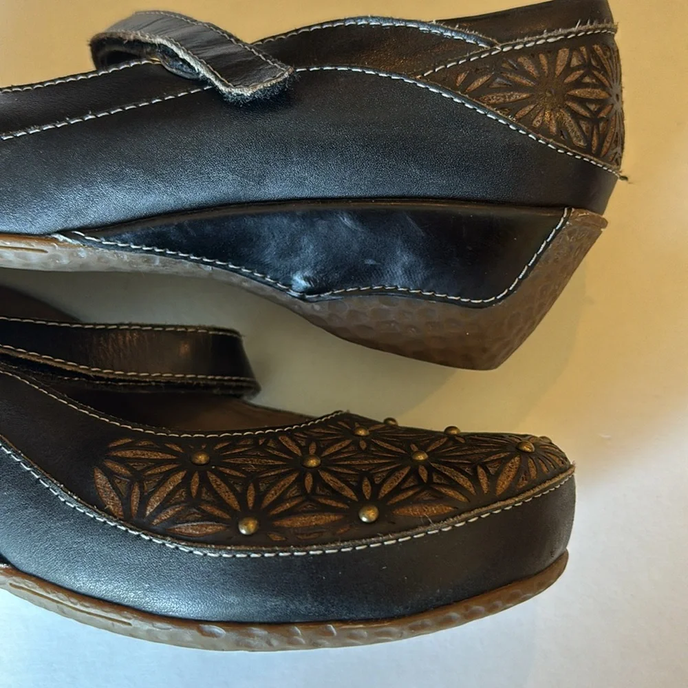 L'ATISTE Spring Step Brown Geometric Pattern Flats - Picture 9 of 9